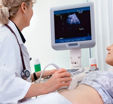 Paciente en ecografía ginecológica con atención especializada en Moderna Salud