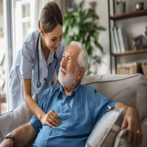 Consulta geriátrica en Moderna Salud. Atención profesional, cálida y especializada para adultos mayores.