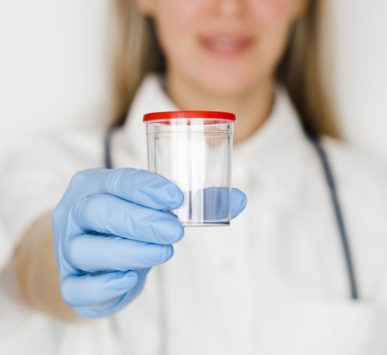 Imagen de análisis de orina en laboratorio clínico moderno, con tecnología automatizada y personal especializado en diagnóstico urinario