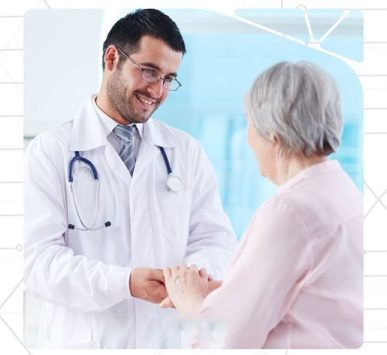 Paciente adulto mayor siendo atendido con cariño y profesionalismo en Moderna Salud