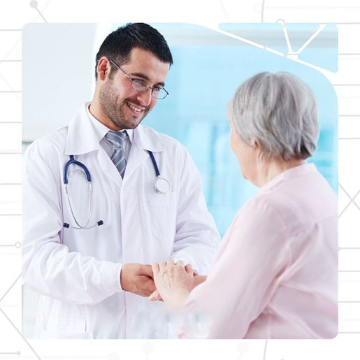 Paciente adulto mayor siendo atendido con cariño y profesionalismo en Moderna Salud