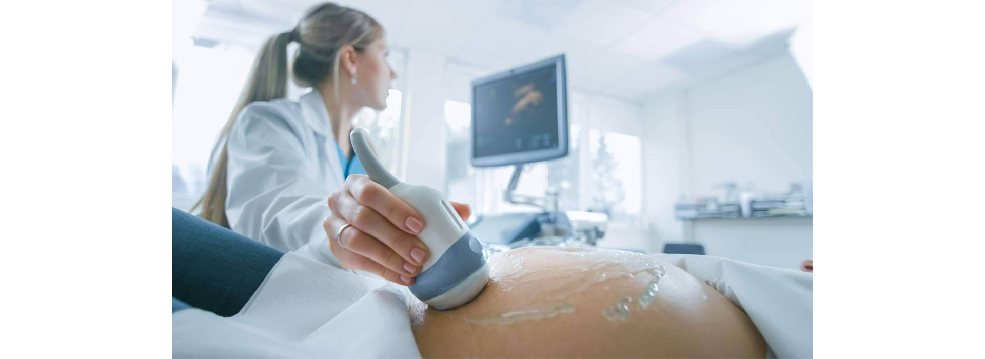 Ecografía Doppler obstétrico en Moderna Salud para evaluar el flujo sanguíneo del bebé y la placenta, garantizando un control seguro del embarazo