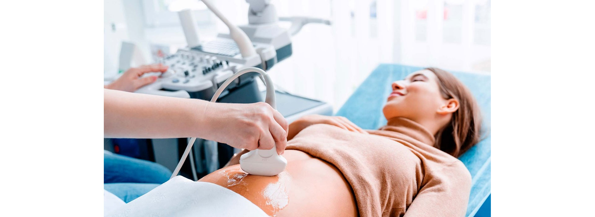 Ecografía Doppler obstétrico en Moderna Salud para evaluar el flujo sanguíneo del bebé y la placenta, garantizando un control seguro del embarazo