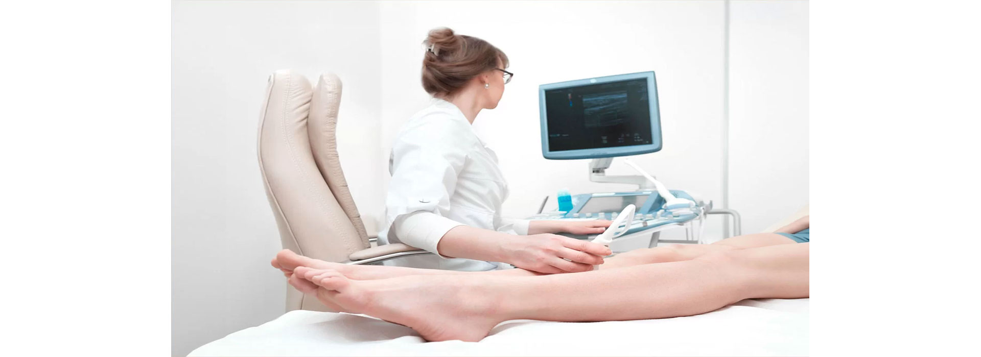 Ecografía Doppler MMII en Moderna Salud para evaluar el flujo sanguíneo en piernas y detectar problemas circulatorios