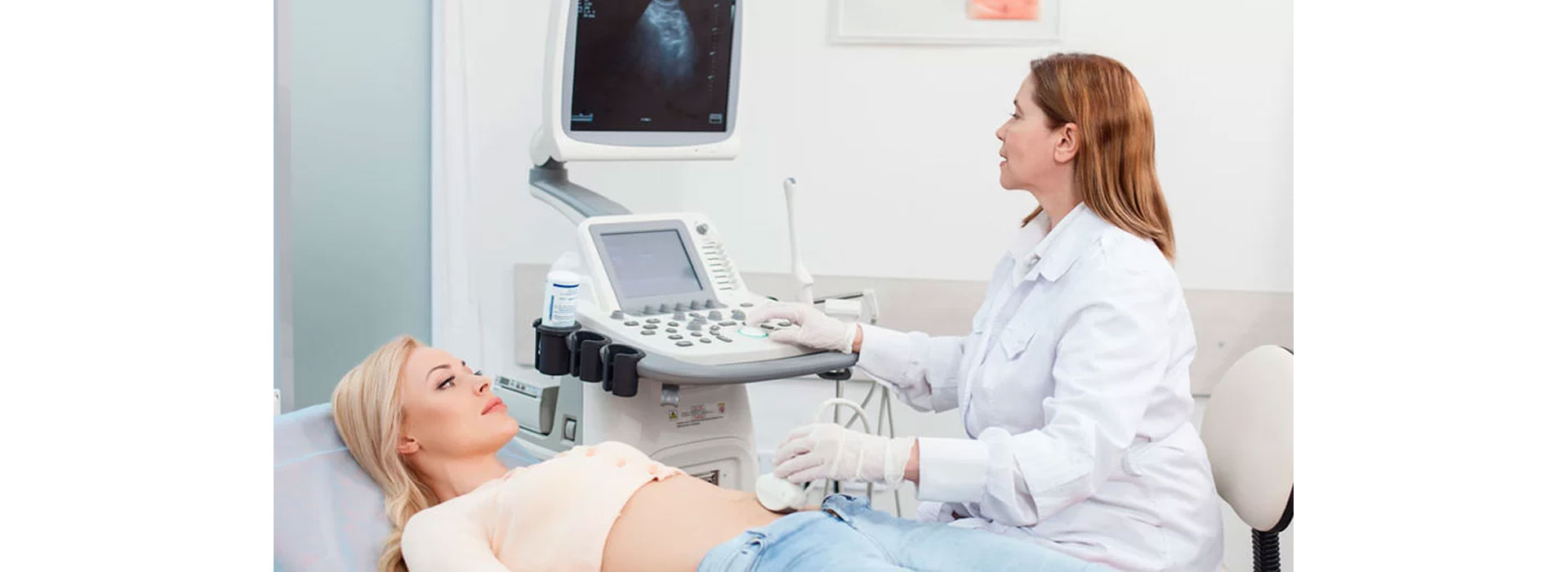 Ecografía ginecológica en Moderna Salud para el control de la salud femenina, diagnóstico preciso y atención especializada