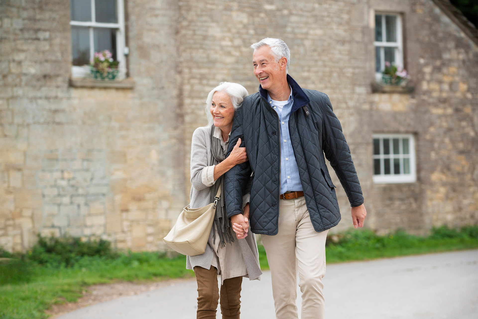 Pareja adulto mayor disfrutando de bienestar y calidad de vida gracias a Moderna Salud