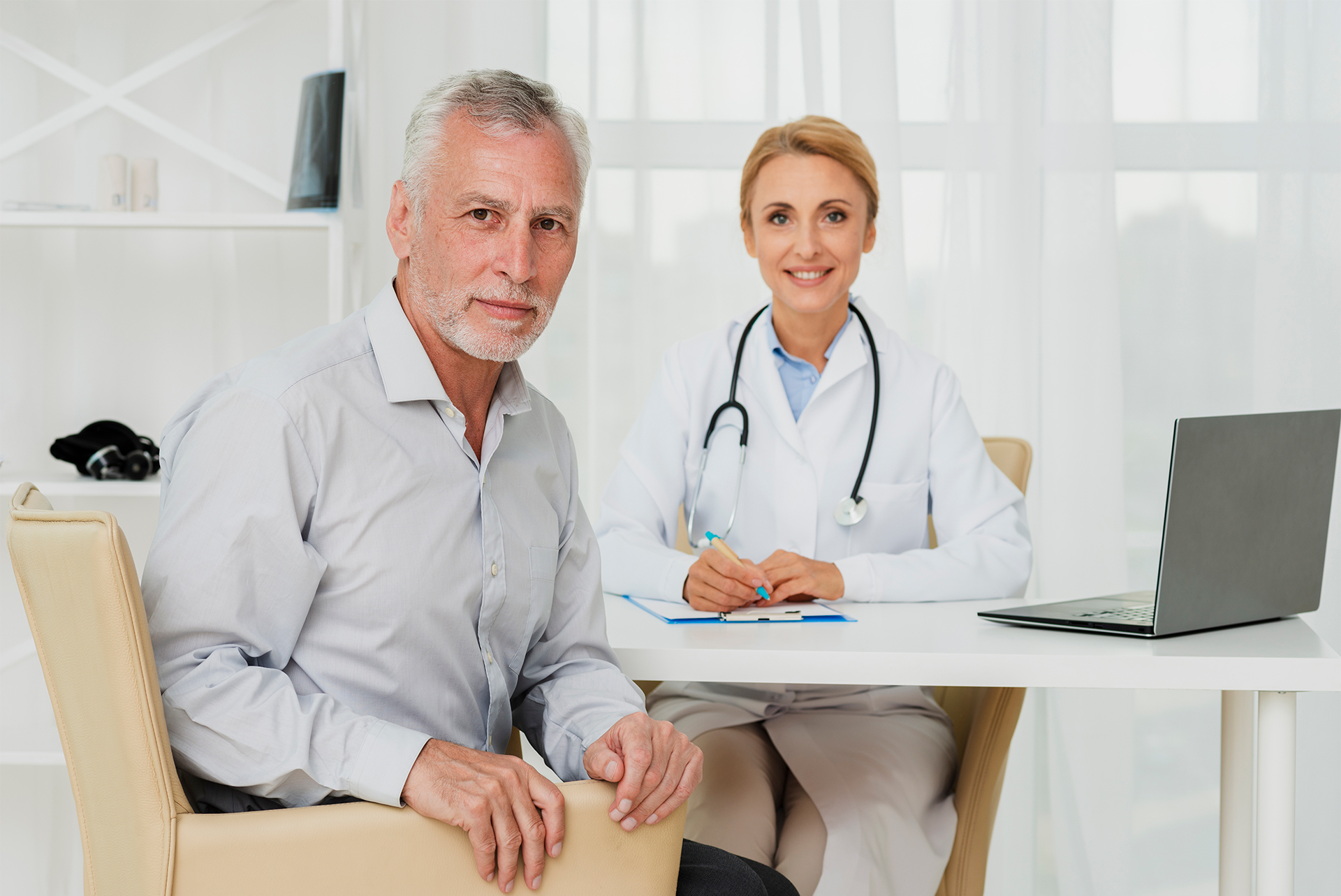 Atención geriátrica para adultos mayores en consulta médica Moderna Salud